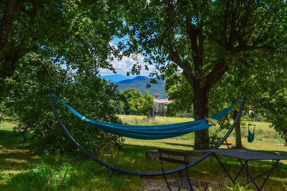 Sieste dans le hamac a` la Bastide du Claus